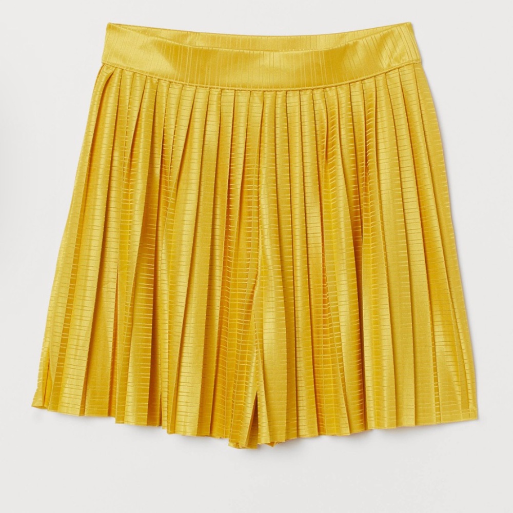 H&M Pleated yellow skirt with hidden shorts SZ Medium NWT